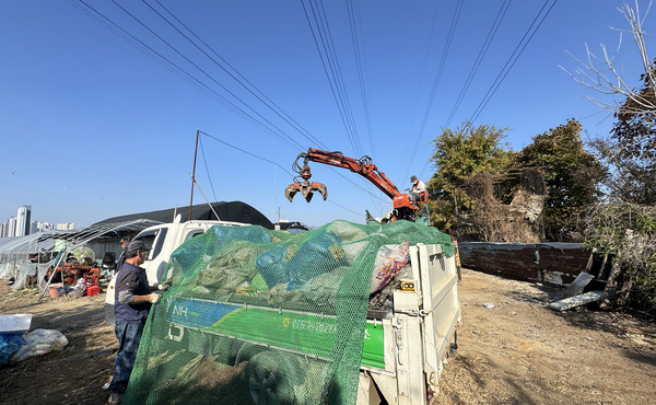 용두동에서 농자재 폐기물을 수거 중인 신도농협.