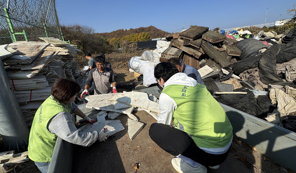 농협중앙회 고양시지부장과 직원들도 참여해 한국후계농업경영인 신도지구회원들과 분리수거를 했다.