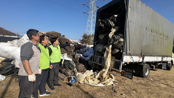 폐기물 수거 현장에서 함께한 홍성규 신도농협 조합장과 오영석 농협 고양시지부장, 신현명 한국후계농업경영인 신도지구회장(오른쪽부터).