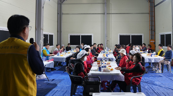 심은보 조합장이 김장담그기 참가자들에게 인사말을 하고 있다.