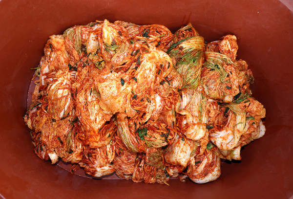  먹음직스러운 김치는 포장상자에 정성스럽게 담겨 지역의 필요한 곳에 전달됐다.