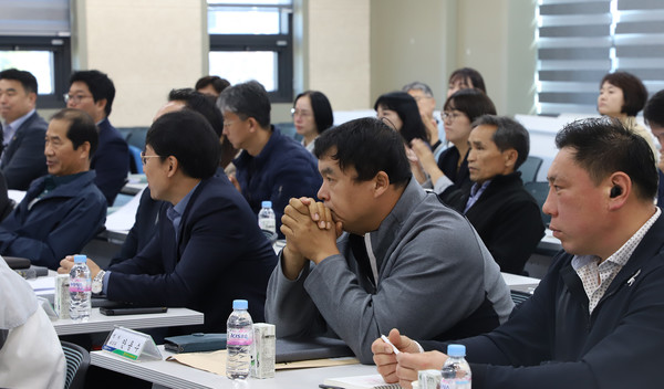 2025년도 사업계획 수립을 위한 간담회를 경청하는 고양축산농협 조합원들.