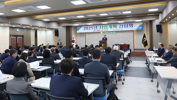 유완식 고양축산농협 조합장과 참석자들이 소통의 시간을 가지고 있다.