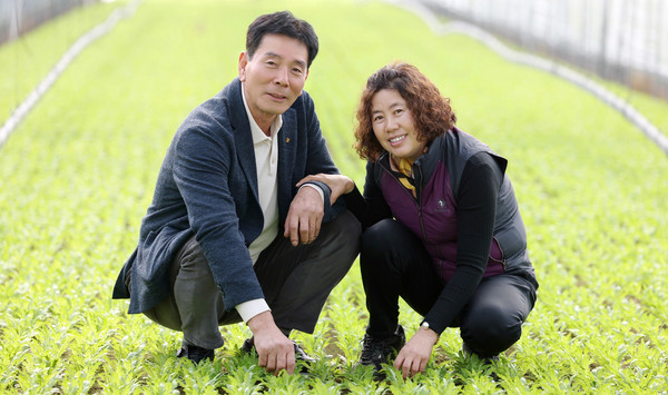 이용연 회장이 부인 김선옥씨와 잉꼬부부 포즈를 취했다. 실제로 잉꼬부부다.