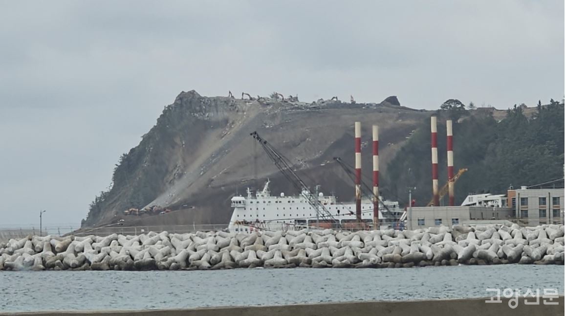 가두봉(196.9m)을 깎아 바다 메우는 울릉공항 건설 현장 [사진 = 박수택]