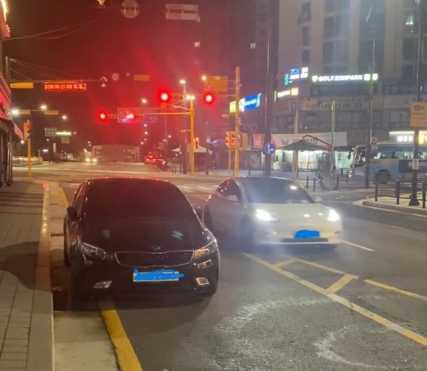 중앙선을 침범할 수밖에 없는 도로 상황. [동영상제공 = 토당동 주민]