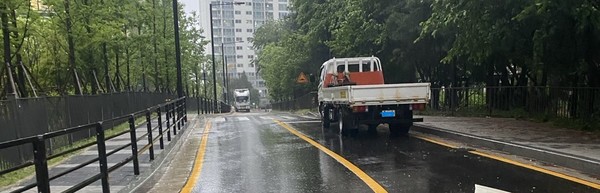 토당동 주민들에 따르면 화물차 등의 불법주차는 능곡초 뒤편 인근(어린이보호구역)부터 롯데캐슬, 풍림아이원 등을 따라 밤낮을 가리지 않고 골목마다 계속되고 있다. [사진제공 = 토당동 주민]