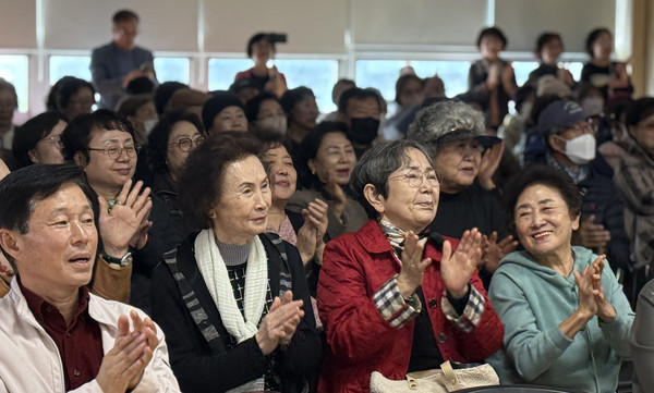 관객들은 한 곡 한 곡에 감탄하며 갈채를 보냈다.