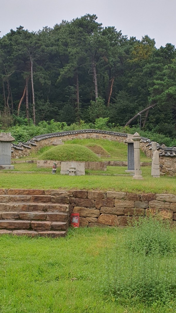 덕양구 대자동에 있는 부친 최원직과 최영장군 부부의 합장묘.