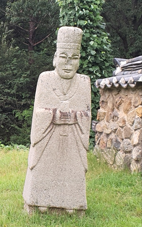 최영 장군묘 좌측의 문인석. 코를 조금씩 갈아서 미역국에 타 먹으면 아들을 낳는다는 미신으로 코부분이 항상 훼손되어 있다.