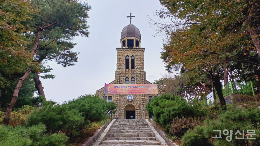 고딕양식의 종탑부에 르네상스 양식의 돔을 얹어 인상적인 외관을 완성했다. 