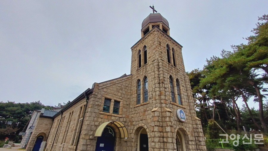 화강암을 정교하게 다듬어 쌓아올린 옛 김포성당. 