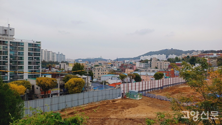 성당에서 내려다 본 풍경. 아파트 재개발 현장 너머 김포 구도심이 조망된다.