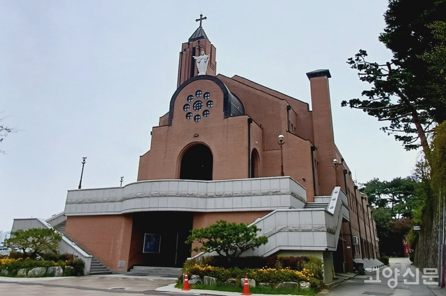 옛 김포성당 아래 큰 규모로 새로 지은 신축 김포성당. 