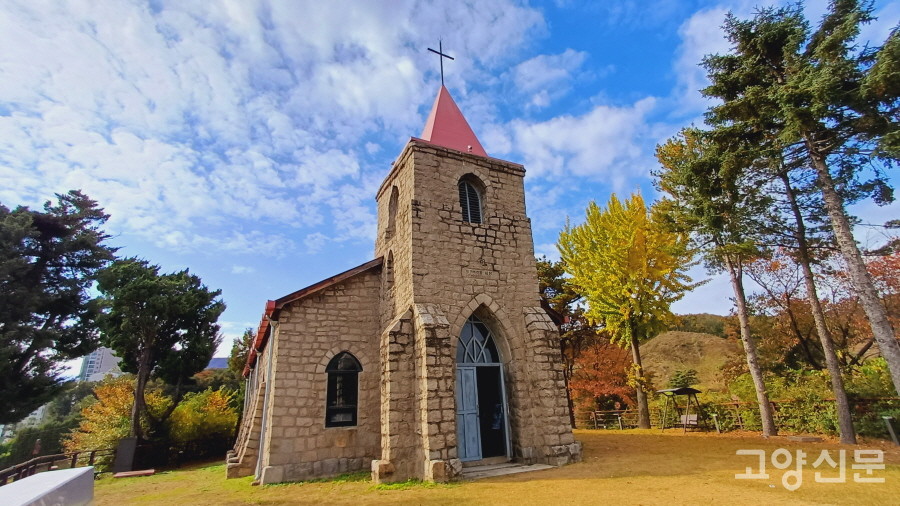 소박한 아름다움을 지닌 옛 포천성당. 