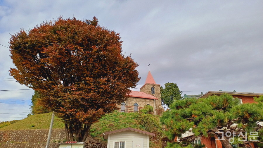 포천 구도심이 내려다보이는 언덕 위에 자리하고 있는 옛 포천성당.