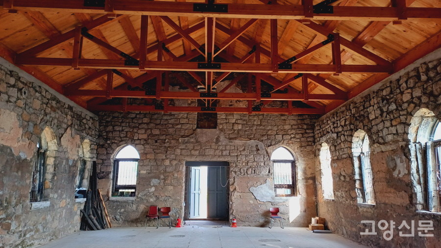 34년 전 화재 흔적이 고스란히 남아있는 실내 벽면. 