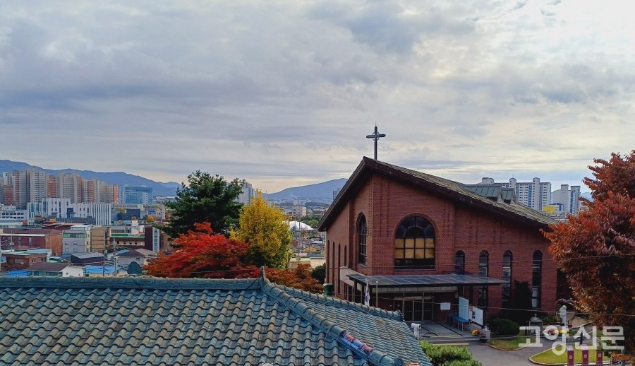 옛 성당 아래 새로 지은 포천성당. 그 너머로 포천 구도심의 모습이 내려다보인다.   