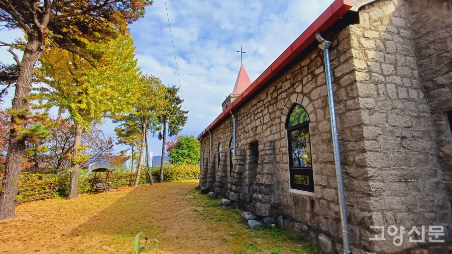 측면 벽을 받치고 있는 버트레스(부벽) 구조물. 