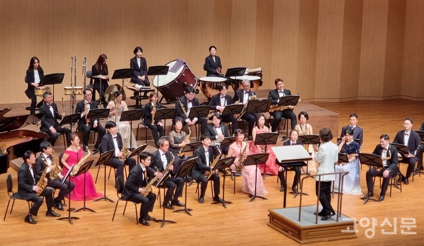 하늘소리 색소폰 오케스트라의 2023년 정기연주회 모습.