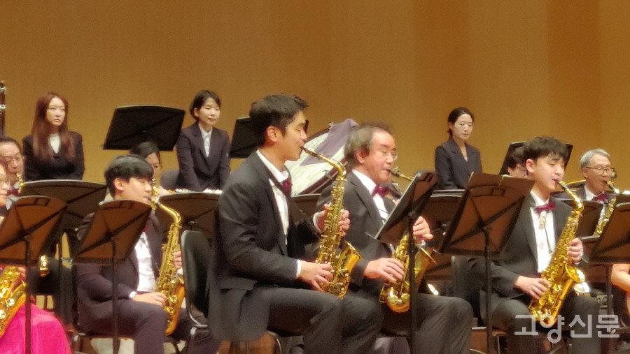 하늘소리 색소폰 오케스트라의 2023년 정기연주회 모습.
