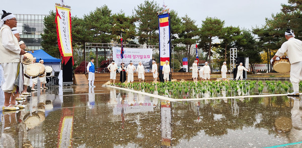 발표회에서 농사소리를 하는 회원들