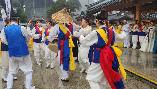 발표회는 비가 오는 가운데에서도 신명나게 열렸다.