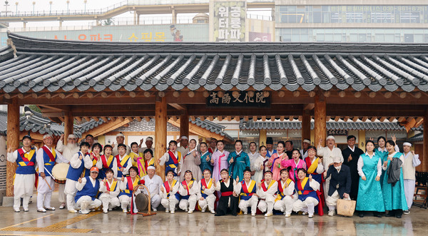 정기발표회가 마무리된 후 진밭두레보존회와 출연자들이 함께 자리했다.