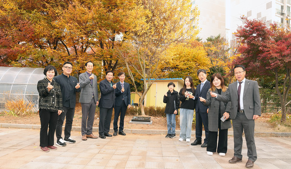 100주년 기념비 제막식에 일산초 총동문회와 초등학교 관계자, 학생들이 함께 기념사진을 찍었다.