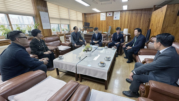 기념비 제막식 전 환담을 나누는 일산초교 관계자와 총동문회, 학교운영위원회.