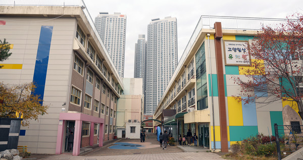  현재 일산초등학교. 학교 운동장은 현재 공사중이다. 본교 뒤로 높은 아파트가 자리한다.  사진의 아파트 왼쪽 앞으로는 경의선 일산역이 있다.