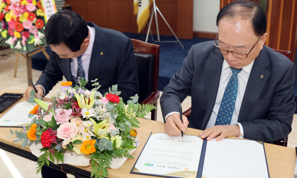 협약체결을 하는 두 농협의 조합장.