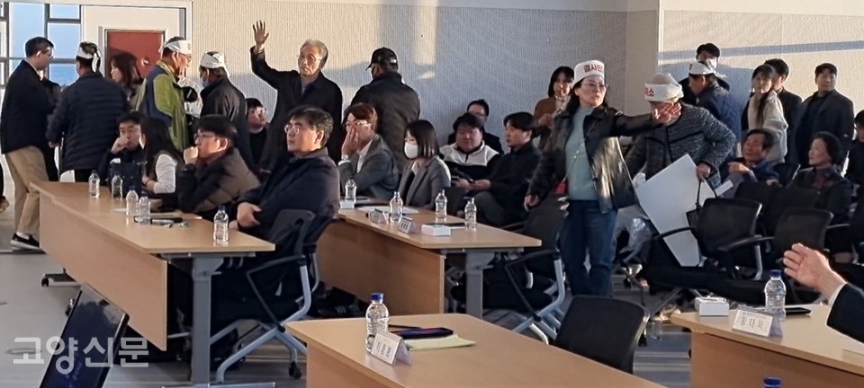 각 지역 주민들은 번갈아 발언을 마친 후 일제히 퇴장했다. 이에 주최 측은 "이동환 시장님에게 내용을 잘 전달하겠다"라며 토론회를 마쳤다.