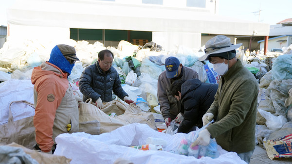 한국농촌지도자 송포지구회원들이 참여해 농업용 폐자재 등을 분리수거하고 있다.