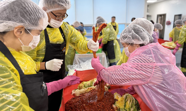 김장 김치를 담그는 참여자들