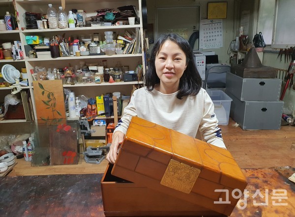 의복과 중요한 서류를 보관하는 가죽함.