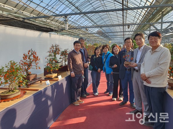 권지선 소장(오른쪽 두 번째), 김경태 원장(오른쪽 첫 번째)이 관람객들과 기념사진을 찍었다.