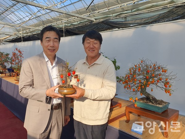 권지선 소장(왼쪽)이 김경태 원장에게 내년 꽃박람회에 애기감 신품종 전시를 요청했다.