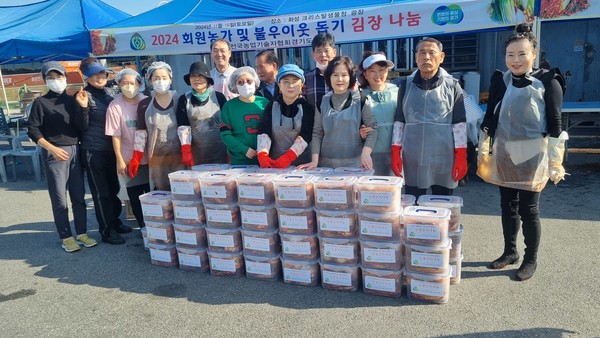 김장김치 담그기가 끝난 후 참가자들이 단체사진을 찍었다. [사진제공 =전병찬]