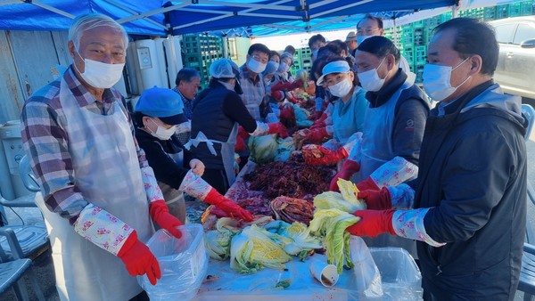 이웃을 위한 따뜻한 손길로 김치를 만들고 있는 농기협 회원들. [사진제공=전병찬]