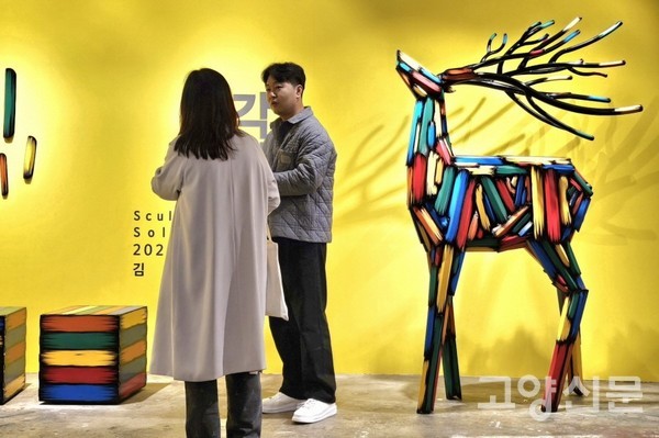 관람객에게 작품을 설명하고 있는 김우진 작가.