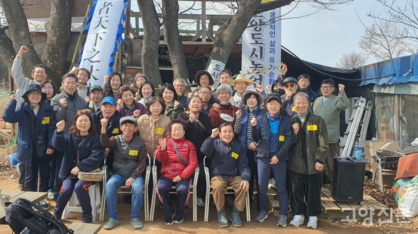 고양도시농업네트워크 회원들은 봄에는 한해 농사의 시작을 고하는 시농제를, 가을에는 추수의 기쁨을 나누는 만짝날 잔치를 매년 열고 있다. 사진은 지난 3월 열렸던 시농제 모습.  