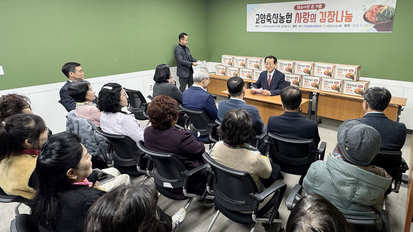 유완식 조합장이 참석자들과 협동조합과 나눔, 건강에 대해 이야기하고 있다.