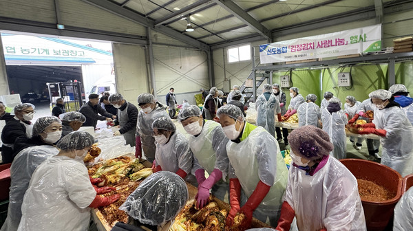 김장을 담그는 홍성규 조합장과 오영석 농협고양시지부장, 신도농협 봉사단.