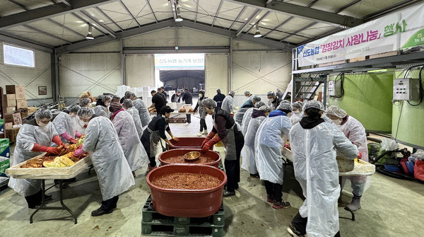  참여자 모두 한마음으로 정성을 담아 김장을 담갔다.