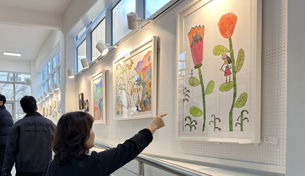 전시된 작품을 감상하는 관람객들