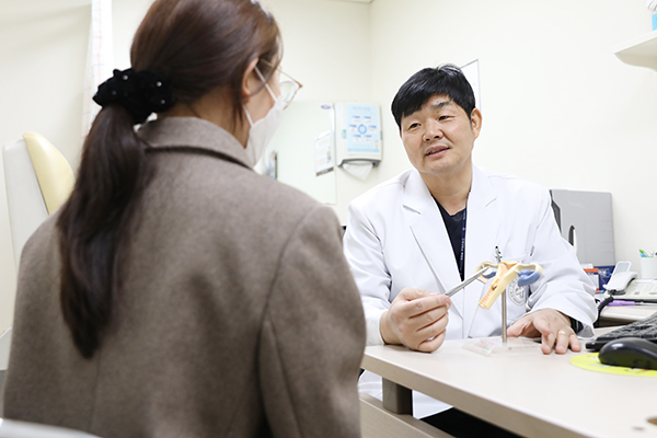 한정열 일산백병원 산부인과 교수가 임신부와 상담을 하고 있다. [사진제공 = 일산백병원]