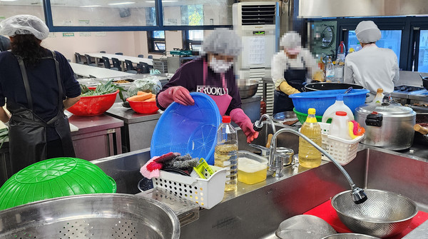  복지관 무료급식 조리실에서 어르신들이 급식을 돕고 있다.