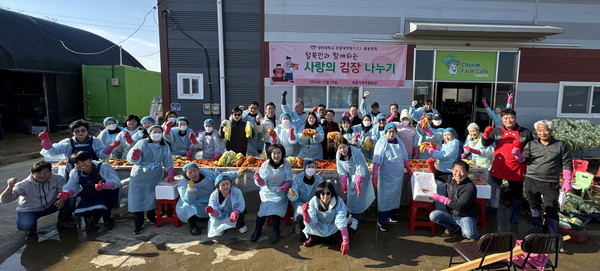 참여자들이 김장을 만들며 한자리에 함께 했다.