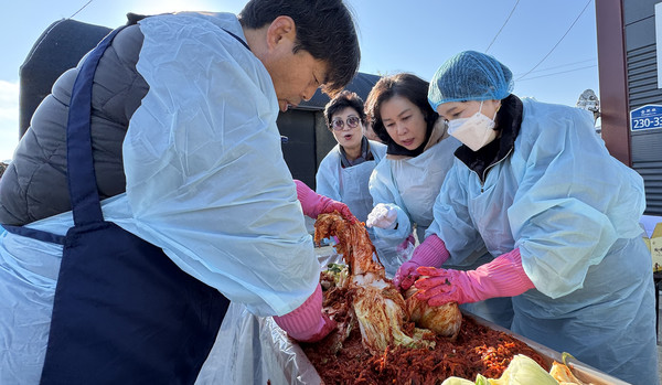 김치를 버무리는 참여자들. 